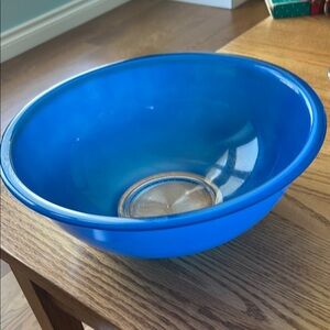 Pyrex Blue Accent Bowl with Smooth Curved Design